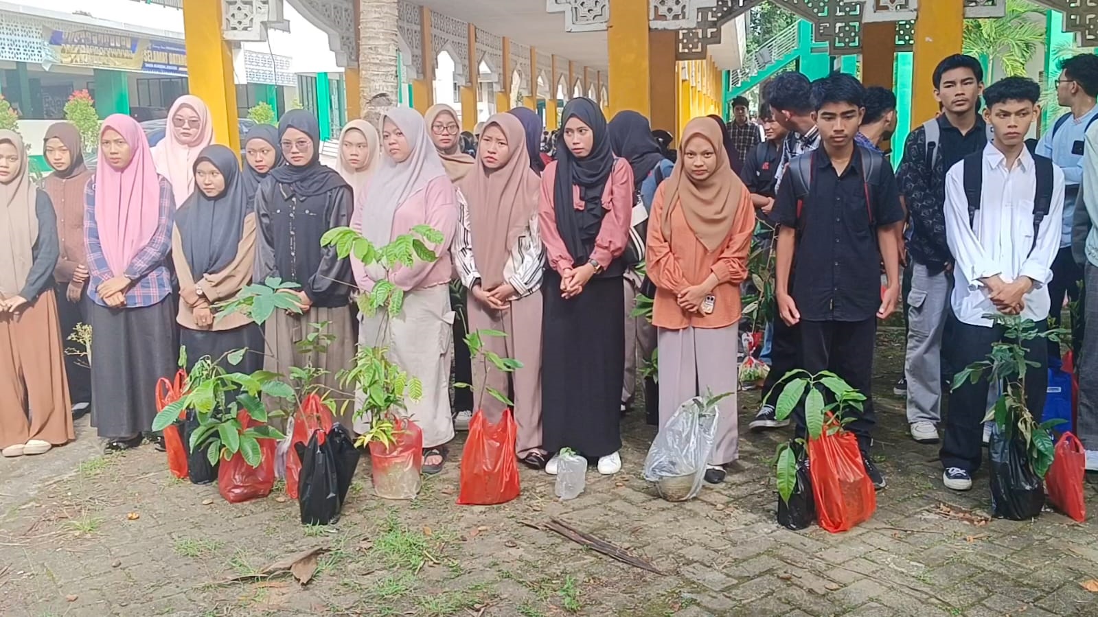 Aksi Nyata Gerakan Ekoteologi Pascasarjana dan Prodi PAI IAIN Pontianak tanam 50 Pohon di Lingkungan Kampus