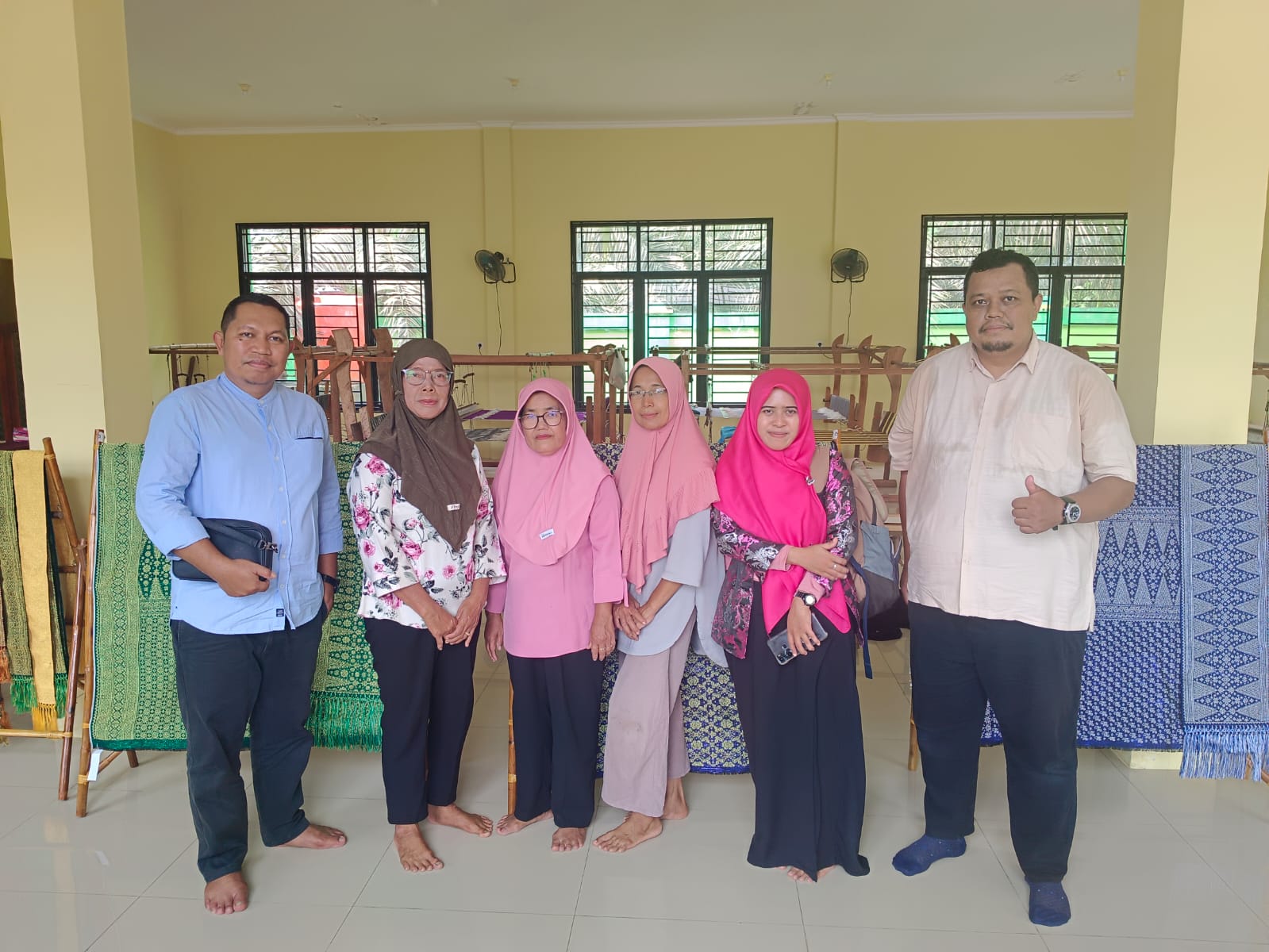 Eksplorasi Kearifan Lokal untuk Integrasi Keilmuan MSI: Tim Pascasarjana IAIN Pontianak Apresiasi Proses Produksi Tenun Sambas Secara Langsung